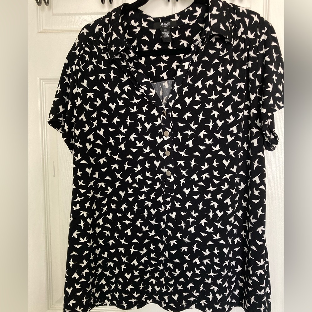Beautiful black and white Alfani blouse